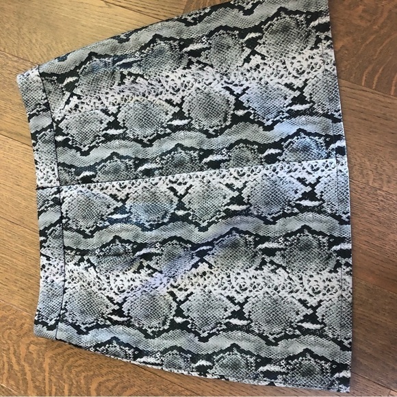 Gorgeous Snakeskin Print Faux leather skirt by Joe size 14 - Picture 3 of 7